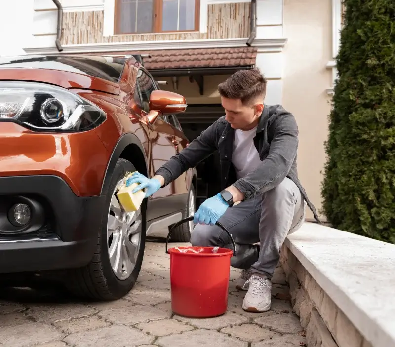 Lavage auto à domicile Les Loges-en-Josas : professionnel intervenant sur un véhicule